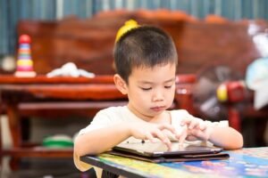 Gadget di Era Digital: Menjembatani Kemajuan atau Menjerat Anak? Cara Efektif Mengatasi Kecanduan Gadget pada Anak