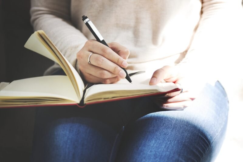 Jurnal Diri: Mengungkap Manfaat Tersembunyi Journaling untuk Kesehatan Mental yang Lebih Baik