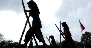 Tentu, mari kita telusuri sejarah dan aturan permainan egrang dalam sebuah artikel yang informatif dan menarik.
