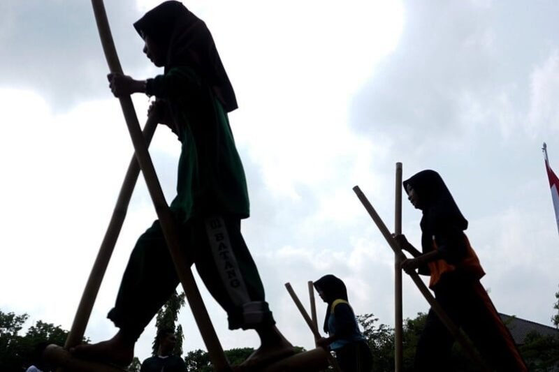 Tentu, mari kita telusuri sejarah dan aturan permainan egrang dalam sebuah artikel yang informatif dan menarik.