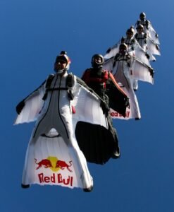 BASE Jumping vs Wingsuit Flying: Memahami Perbedaan Antara Dua Olahraga Ekstrem yang Memacu Adrenalin