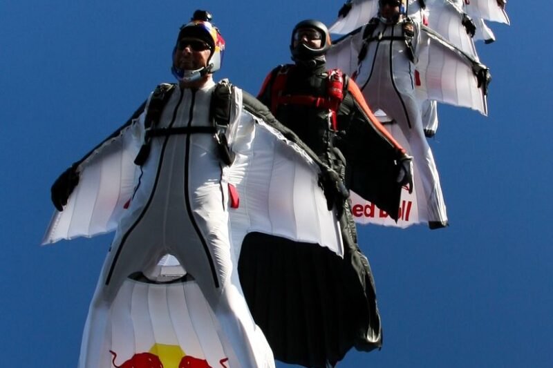 BASE Jumping vs Wingsuit Flying: Memahami Perbedaan Antara Dua Olahraga Ekstrem yang Memacu Adrenalin
