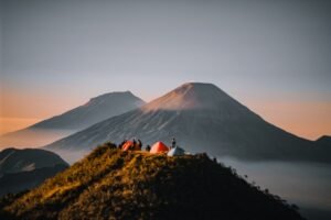 Mendaki Gunung untuk Pemula: Menaklukkan Puncak Impian dengan Aman dan Nyaman