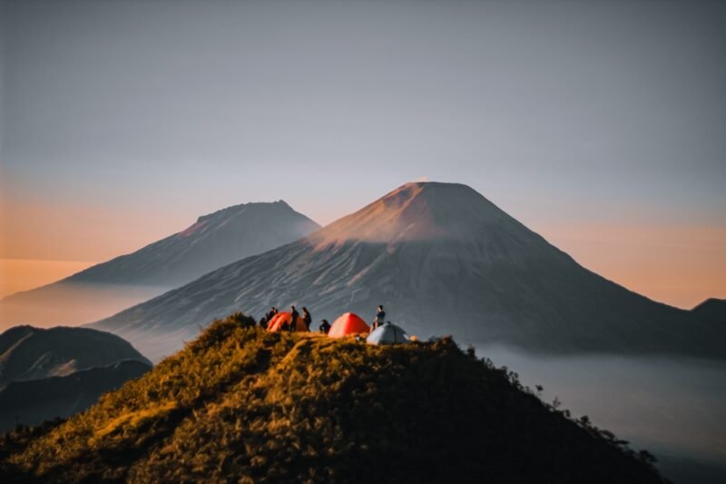 Mendaki Gunung untuk Pemula: Menaklukkan Puncak Impian dengan Aman dan Nyaman